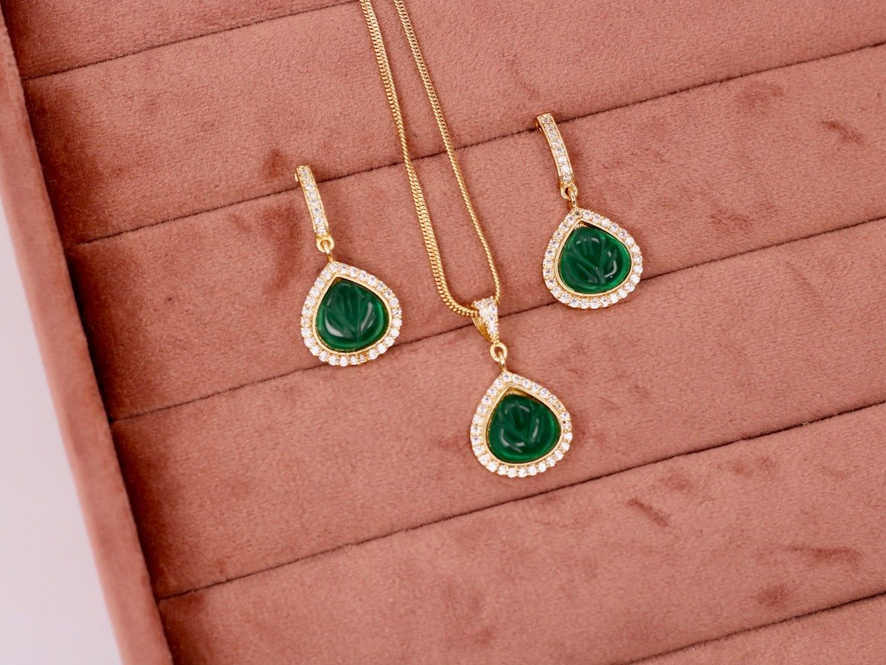 Jazeer Kundan Pendant Set