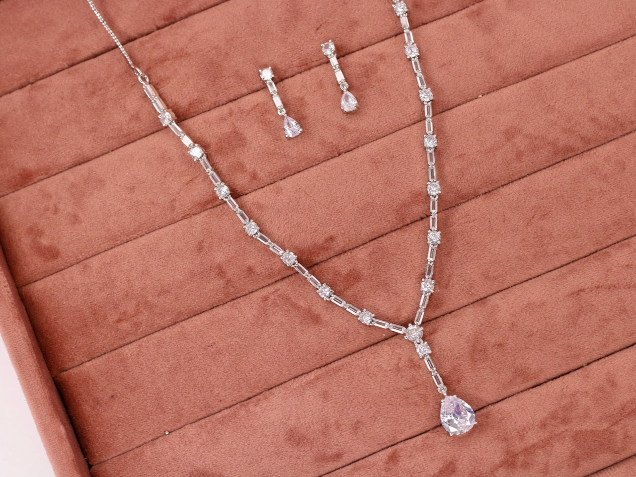 Hanifa AD Necklace Set