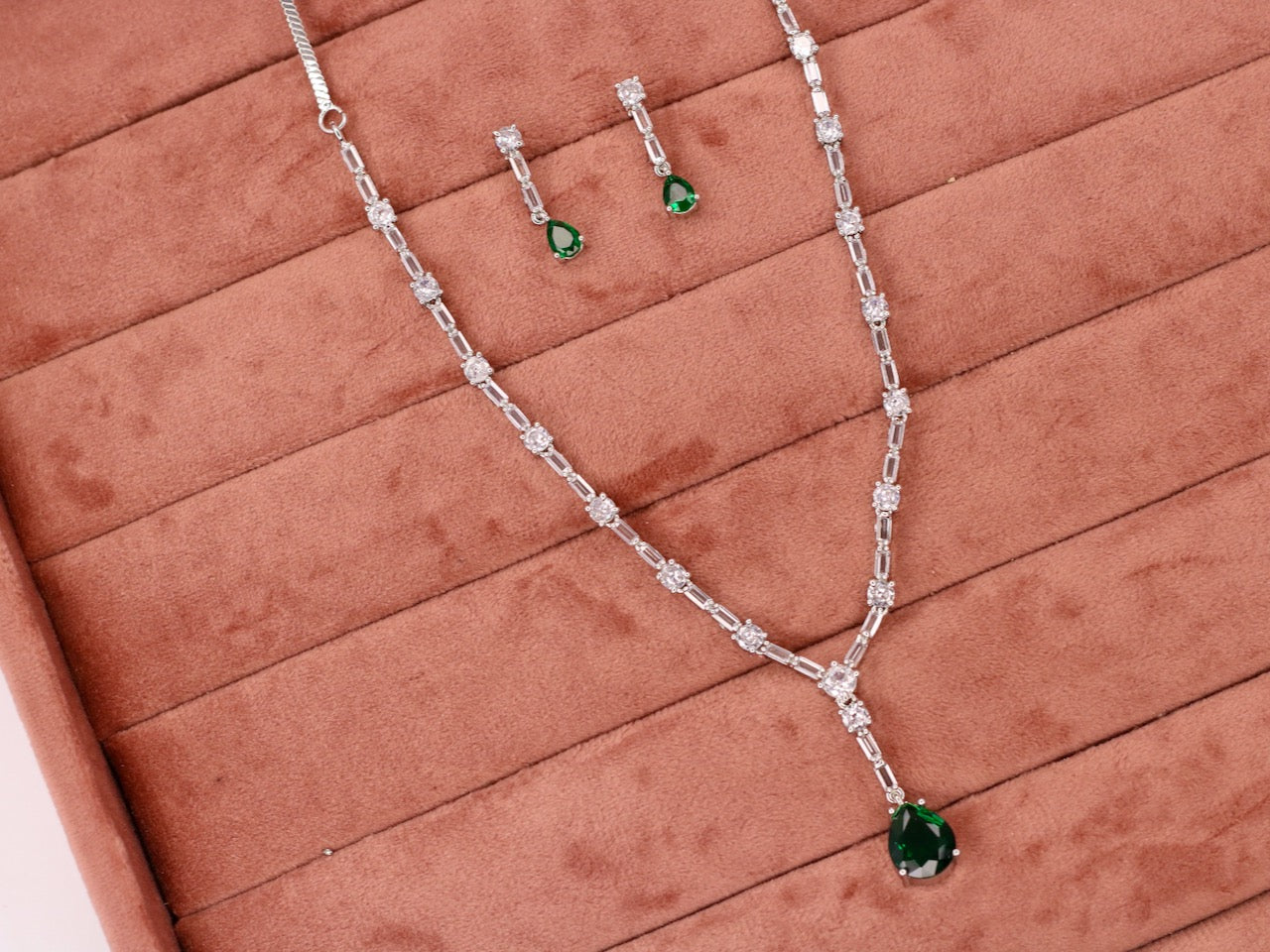 Hanifa AD Necklace Set
